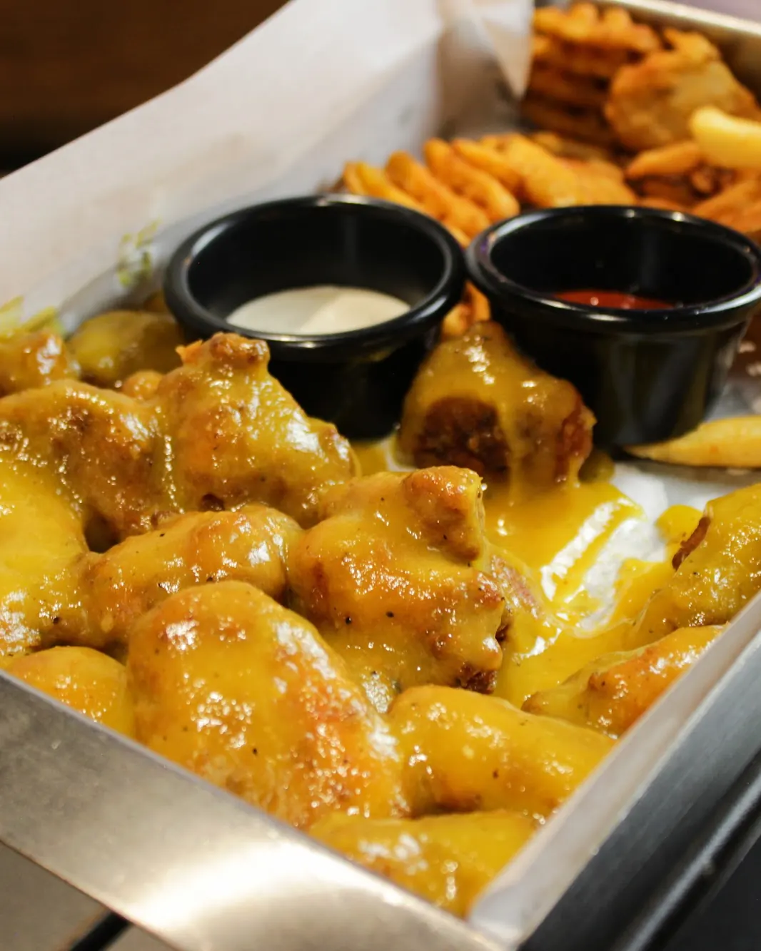 Charola de boneless bañados en salsa