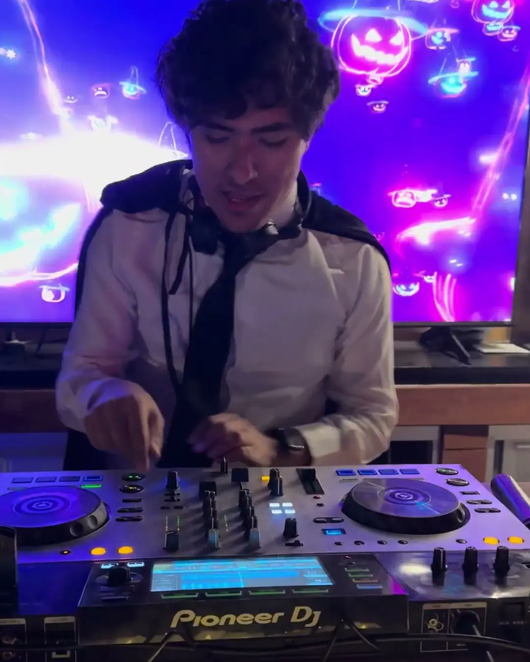 DJ tocando en la barra del restaurante