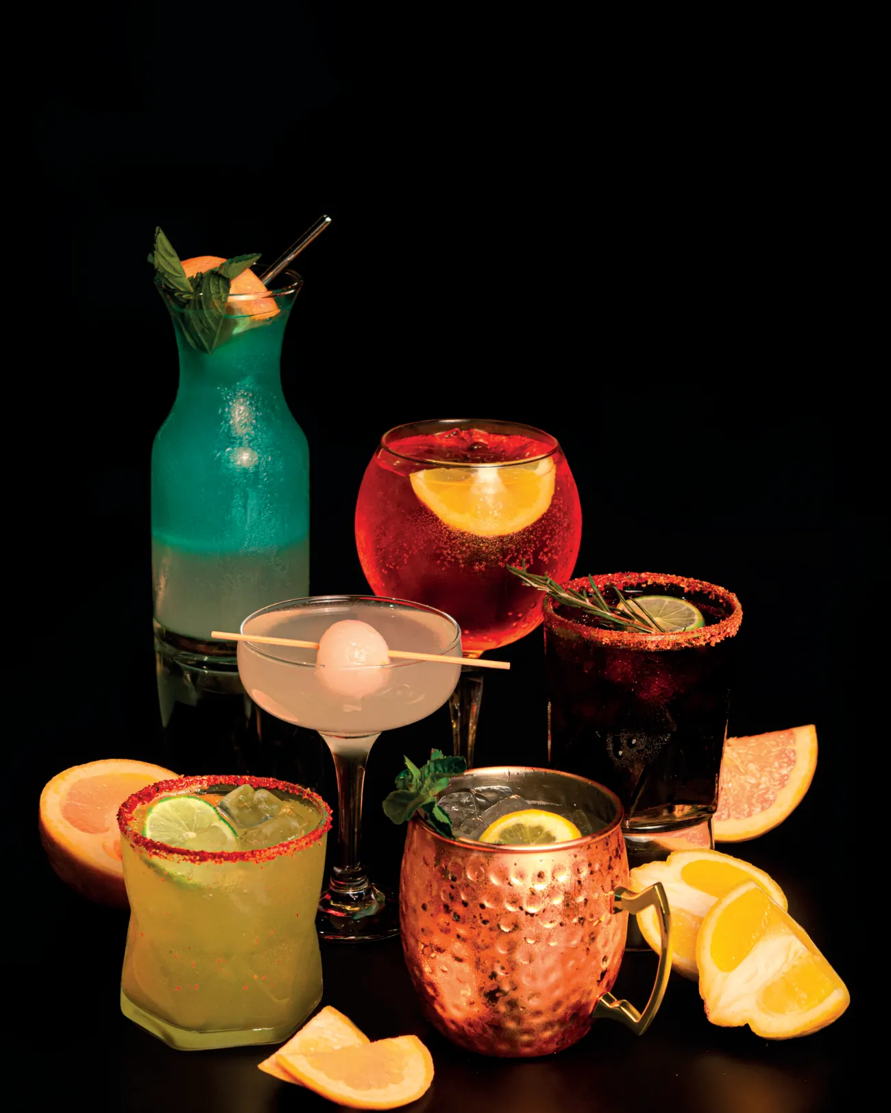Coctelería de la casa sobre fondo negro
