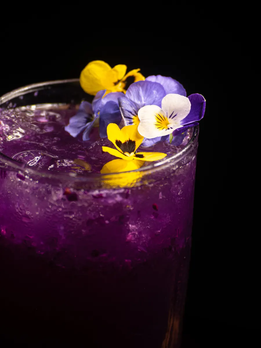 Mocktail Purple Lychee con flores comestibles