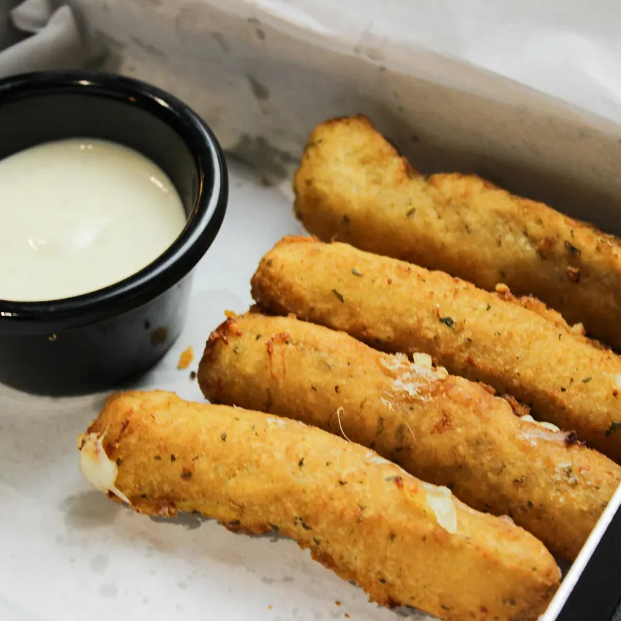 Dedos de queso mozzarella con dip